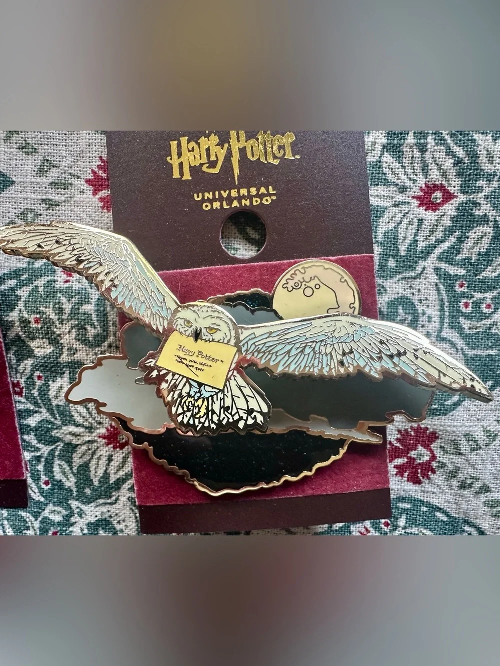Harry Potter Pin Hedwig Carrying a letter